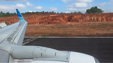 Lốp máy bay bất ngờ văng ra lúc hạ cánh, hành khách hoảng hồn