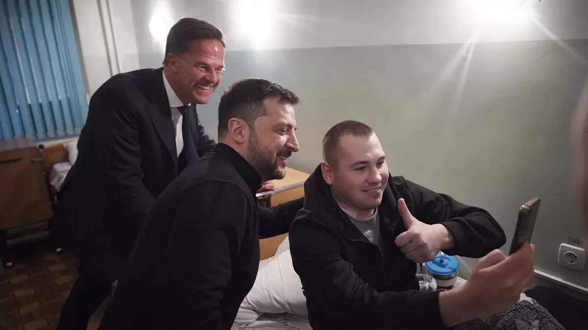 Ngày 15/4, Tổng thư ký NATO Mark Rutte có chuyến thăm bất ngờ đến thành phố Odesa và gặp Tổng thống Ukraine Volodymyr Zelensky. Tại đây, ông đã đến thăm một bệnh viện quân y ở thành phố Odesa, miền Nam Ukraine, gặp gỡ những người lính bị thương và tái khẳng định sự ủng hộ vững chắc của liên minh. Chuyến thăm bất ngờ của Tổng thư ký NATO diễn ra trong bối cảnh Mỹ đang tìm cách làm trung gian cho thỏa thuận ngừng bắn giữa Nga và Ukraine hướng tới chấm dứt cuộc xung đột kéo dài hơn 3 năm qua. Trong khi phía Mỹ bày tỏ lạc quan về khả năng đạt được thỏa thuận thì phía Nga tỏ ra thận trọng hơn, lưu ý những yếu tố khó đi đến sự đồng thuận. (Nguồn: Euronews)