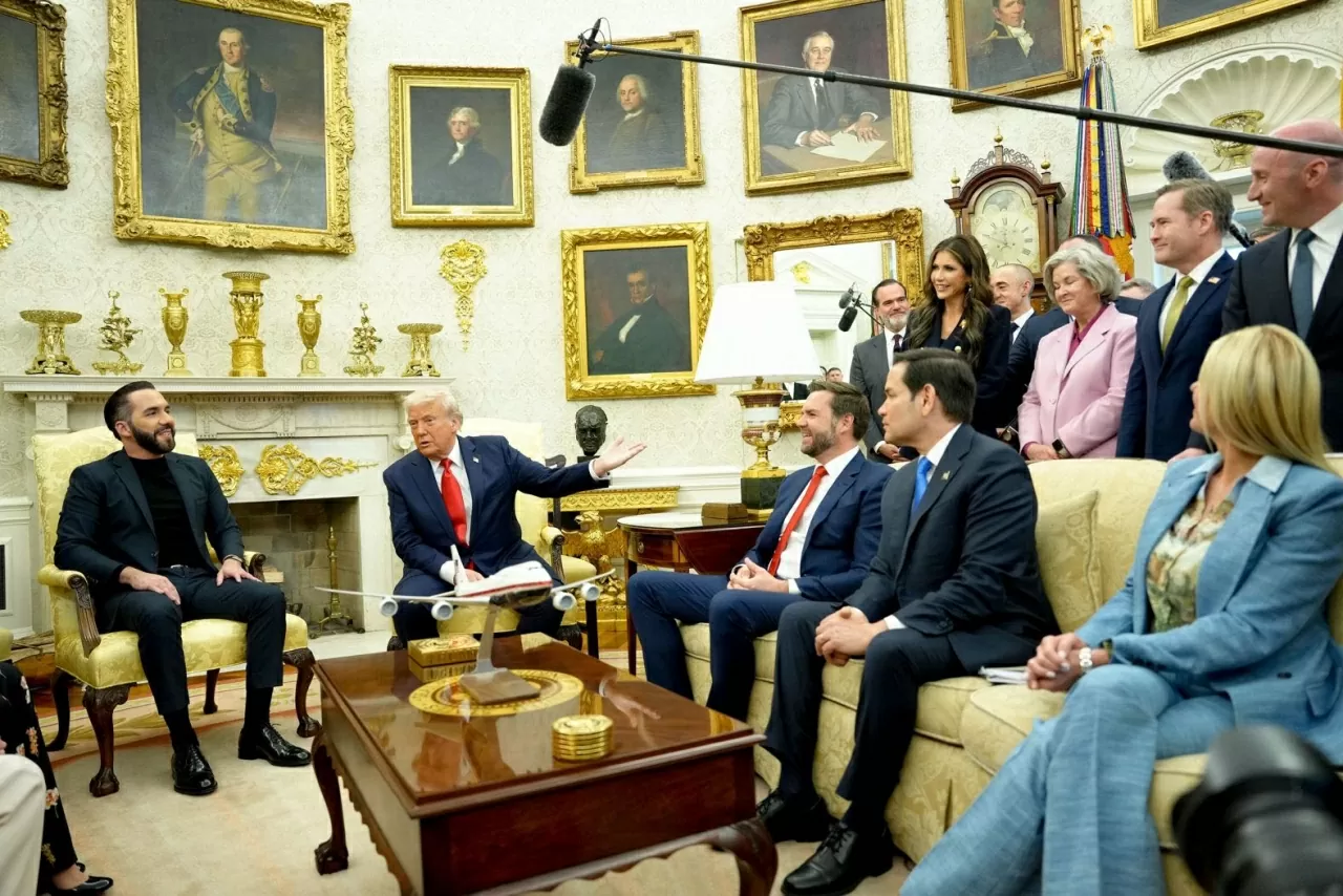 Tổng thống El Salvador Nayib Bukele (trái) gặp Tổng thống Mỹ Donald Trump tại Phòng Bầu dục của Nhà Trắng vào thứ Hai, ngày 14/4. Ngồi trên ghế sofa, từ trái sang, là Phó Tổng thống Mỹ JD Vance, Ngoại trưởng Mỹ Marco Rubio và Bộ trưởng Tư pháp Mỹ Pam Bondi. Chuyến thăm này đã củng cố vị thế của Tổng thống Bukele như một trong những đối tác nước ngoài thân cận nhất của chính quyền Nhà Trắng mới, vốn đã khiến một số đồng minh truyền thống của Mỹ xa cách trong những ngày đầu cầm quyền. (Nguồn: The New York Times)