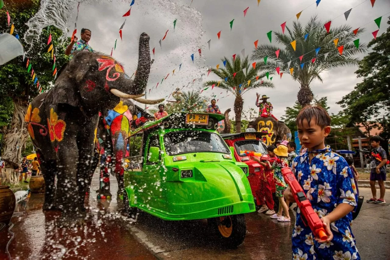 Khung cảnh lễ hội Songkran tại Ayutthaya, Thái Lan. Vào dịp lễ này, cả người dân địa phương lẫn du khách trên khắp cả nước cùng hòa mình vào các “trận chiến” nước sôi động. (Nguồn: Getty)