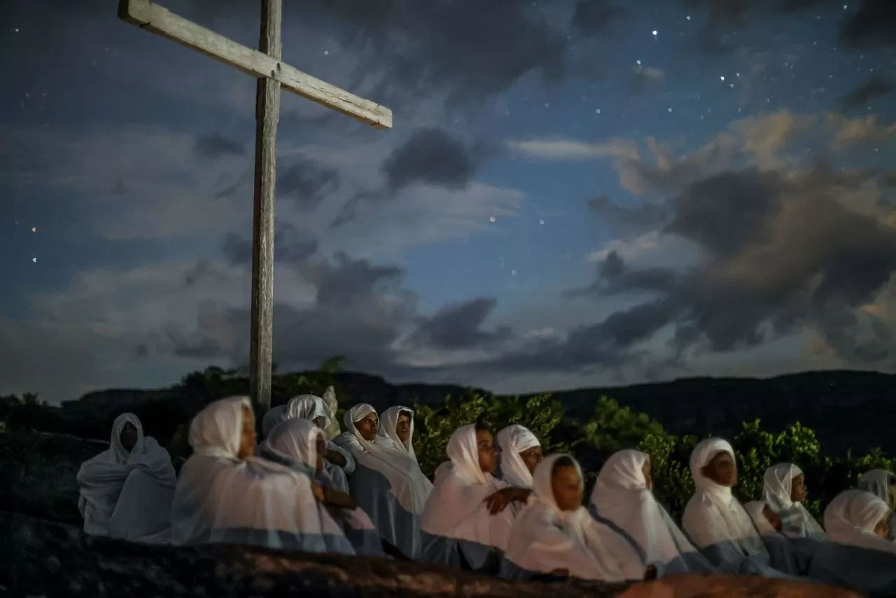 Các tín hữu Công giáo tập trung bên cạnh một cây thánh giá khi tham gia cuộc rước Terno das Almas tại Igatu, Brazil, ngày 15/4. (Nguồn: AFP)