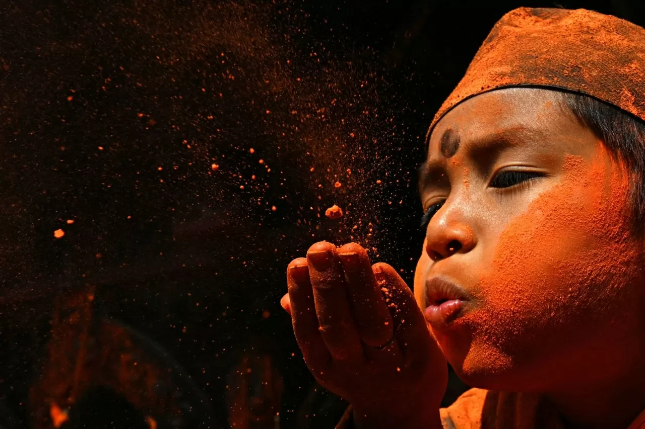 Một cậu bé người phủ đầy bột đỏ vermilion khi tham gia lễ hội Bisket Jatra ở Thimi, Nepal, ngày 15/4. (Nguồn: AFP)