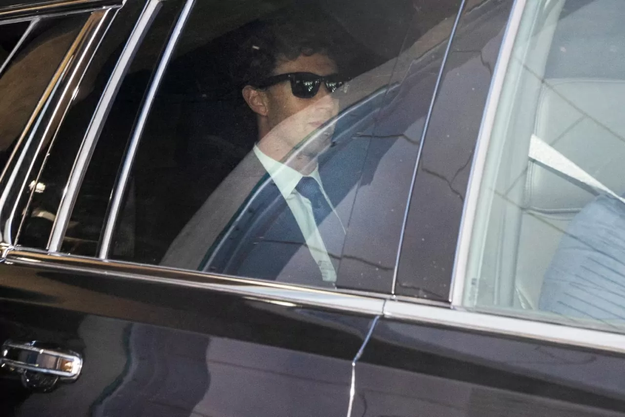 Giám đốc điều hành Meta Mark Zuckerberg rời đi sau khi tham dự phiên tòa của Ủy ban Thương mại Liên bang (FTC) tại Tòa án Hoa Kỳ ở Washington, ngày 15/4. Phiên toà có thể buộc công ty này  phải hủy bỏ các thương vụ mua lại nền tảng nhắn tin WhatsApp và ứng dụng chia sẻ hình ảnh Instagram. (Nguồn: Reuters)