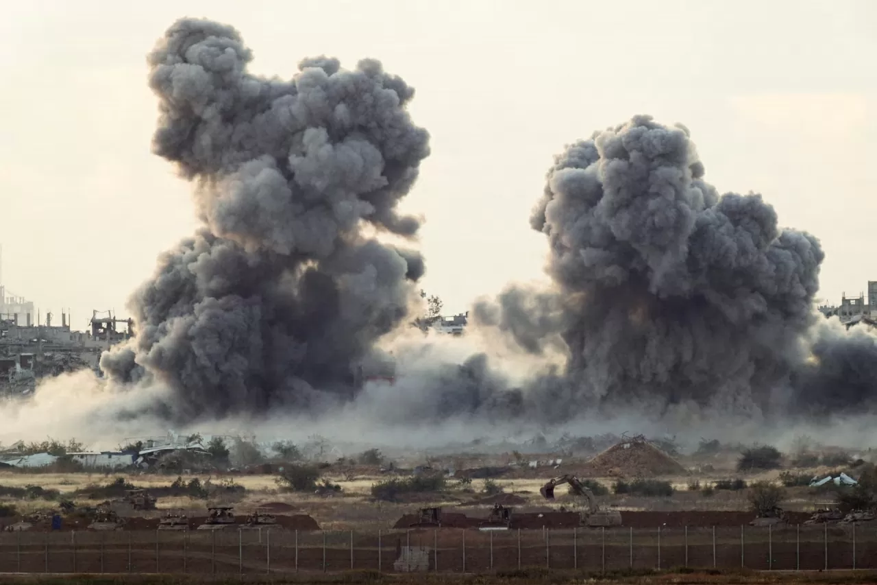 Khói bốc lên từ Gaza sau một vụ nổ, nhìn từ phía bên kia biên giới Israel, ngày 14/4. (Nguồn: Reuters)