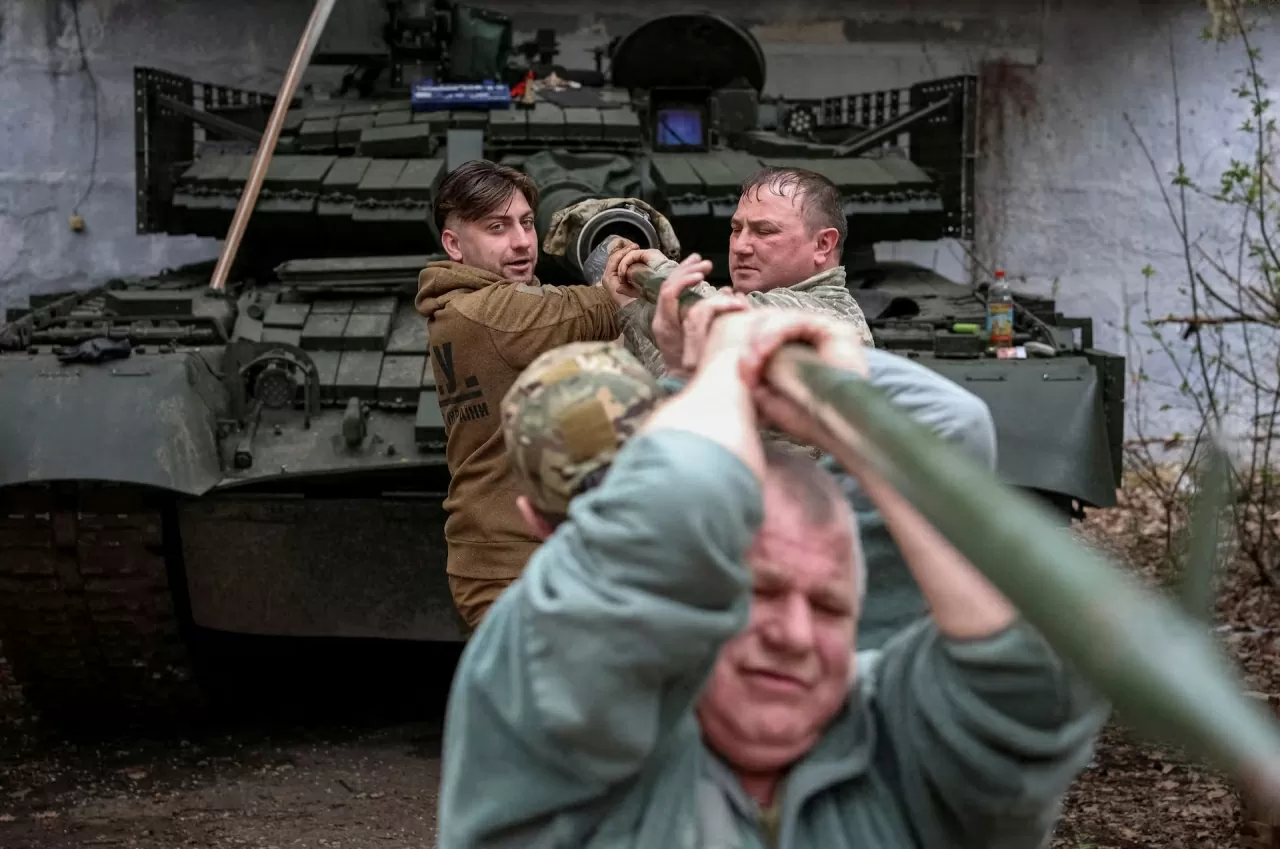 Các binh sĩ của Tiểu đoàn tấn công đặc biệt 49 Carpathian Sich thuộc Lực lượng vũ trang Ukraine chuẩn bị một xe tăng T-80 thu giữ từ quân đội Nga trước đó, tại khu vực Donetsk, Ukraine, ngày 14/4. (Nguồn: Reuters)