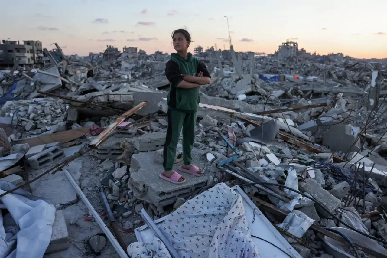Một bé gái đứng giữa đống đổ nát ở Jabalia, phía Bắc Gaza. Trong tuần này, Israel cho biết sẽ tiếp tục chặn các viện trợ nhân đạo vào Gaza, đồng thời cam kết sẽ buộc Hamas phải thả những con tin còn lại bị bắt trong các cuộc tấn công vào ngày 7/10/2023. (Nguồn: AFP)