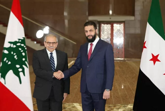 Ngày 14/4, Thủ tướng Lebanon Nawaf Salam đã gặp lãnh đạo lâm thời Syria Ahmed Al-Sharaa tại Damascus, trong khuôn khổ chuyến thăm nhằm khởi động lại quan hệ giữa hai nước láng giềng. Theo tuyên bố của Văn phòng Thủ tướng Lebanon, chuyến đi nhằm mục đích “mở ra một trang mới trong quan hệ giữa hai nước, dựa trên sự tôn trọng lẫn nhau, khôi phục lòng tin, bảo vệ chủ quyền của hai quốc gia và không can thiệp vào công việc nội bộ của nhau”. Hai bên đã tiến hành các cuộc thảo luận trong đó đề cập “kiểm soát biên giới và các cửa khẩu, ngăn chặn buôn lậu” và “phân định biên giới trên bộ và trên biển”. Đồng thời nhấn mạnh tầm quan trọng của “việc tăng cường hợp tác an ninh, bảo vệ sự ổn định của cả hai nước”. Tuyên bố nêu rõ, hai nước đã nhất trí thành lập một ủy ban bao gồm các Bộ Ngoại giao, Quốc phòng, Nội vụ và Tư pháp “để theo dõi các vấn đề cùng quan tâm”. (Nguồn: Arab News)