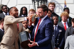 Ảnh ấn tượng: Lebanon-Syria xích lại gần nhau, Mỹ đe doạ sa thải Chủ tịch Cục Dự trữ Liên bang, Tổng thư ký NATO bất ngờ thăm Ukraine