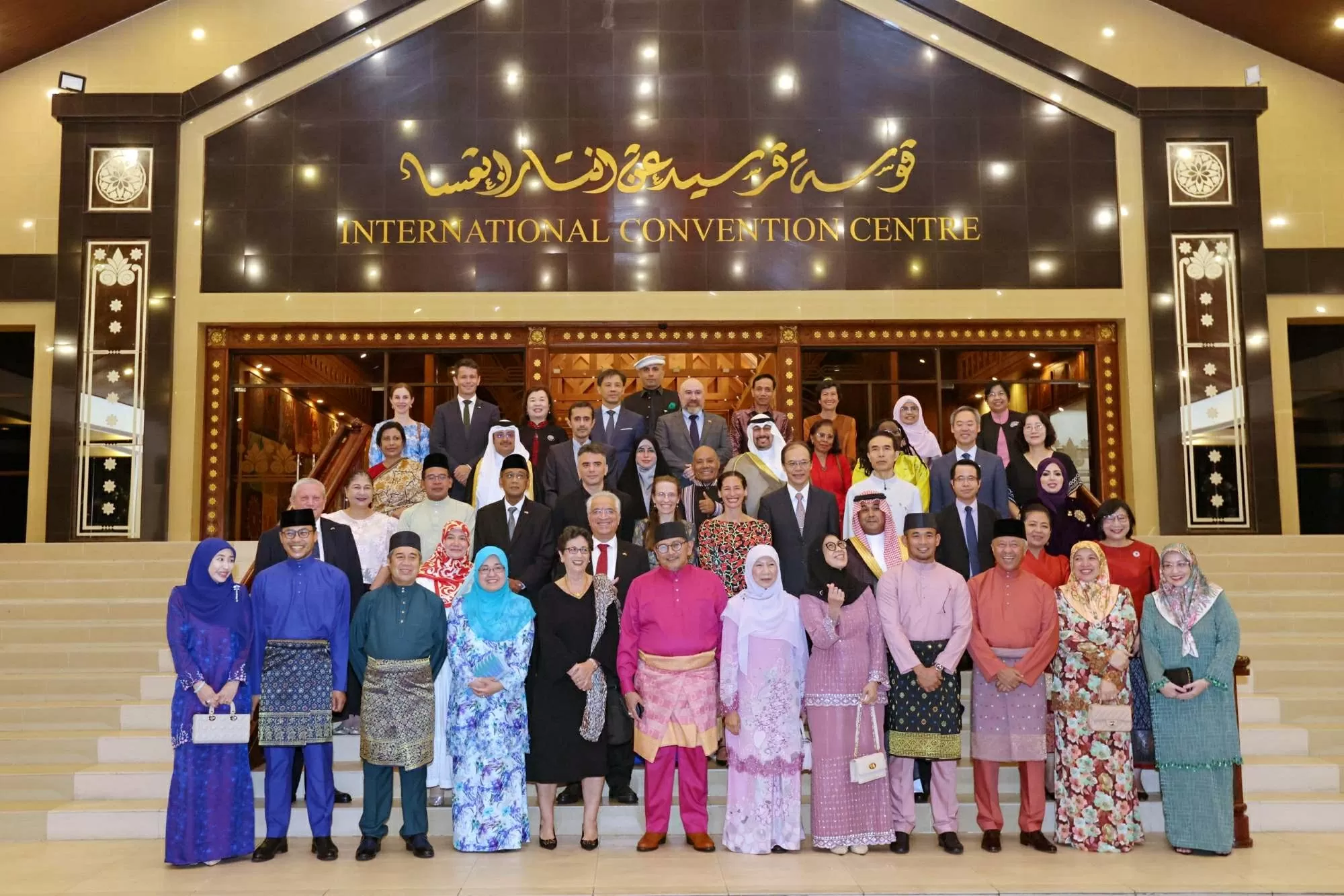 Bộ trưởng Ngoại giao II Brunei Dato Erywan và Phu nhân chụp ảnh cùng các Trưởng Cơ quan Đại diện tại Brunei Darussalam