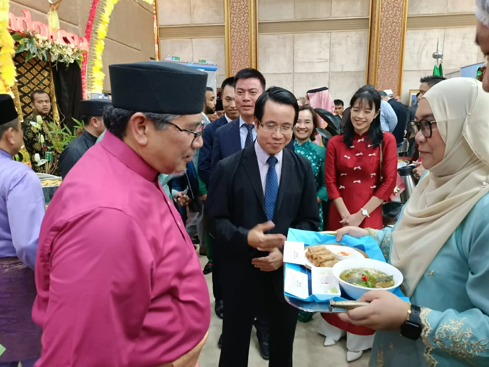 Đại sứ Trần Anh Vũ giới thiệu về món phở và nem với Bộ trưởng Dato Erywan