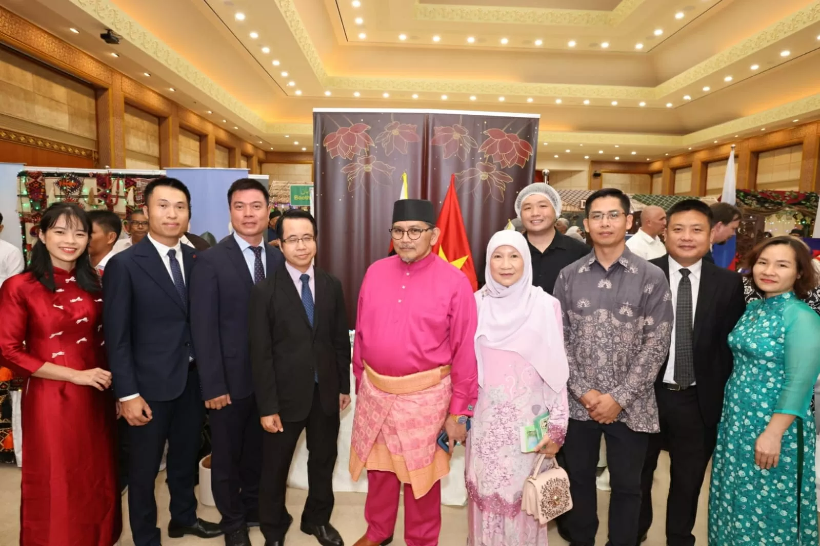 Bộ trưởng Dato Erywan chụp cùng Cán bộ nhân viên Đại sứ quán Việt Nam tại Brunei Darussalam Bộ trưởng Dato Erywan chụp cùng Cán bộ nhân viên Đại sứ quán Việt Nam tại Brunei Darussalam