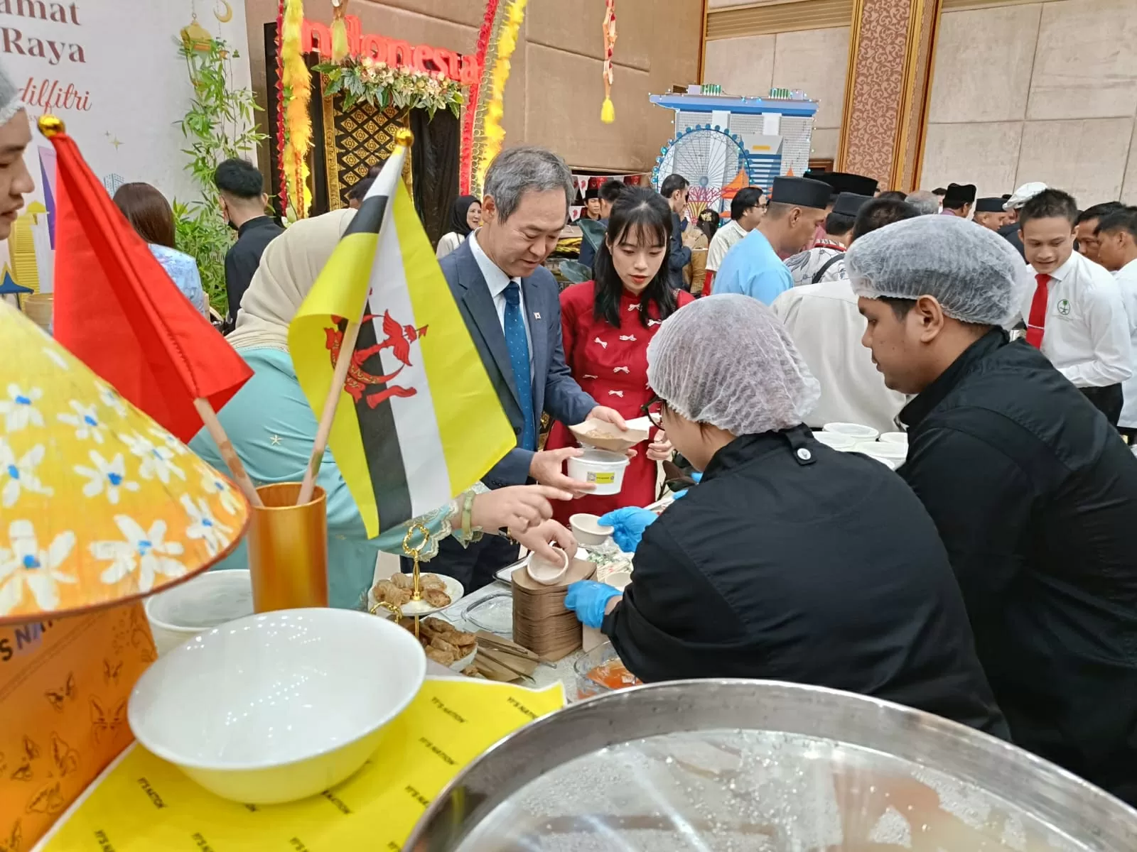 Gian hàng Việt Nam thu hút đông đảo bạn bè quốc tế và sở tại Gian hàng Việt Nam thu hút đông đảo bạn bè quốc tế và sở tại