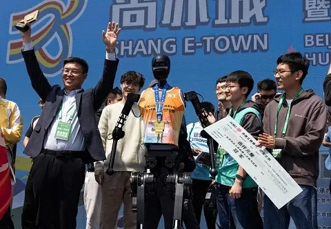 Lần đầu tiên các robot hình người chạy thi với hàng nghìn vận động viên ở Trung Quốc