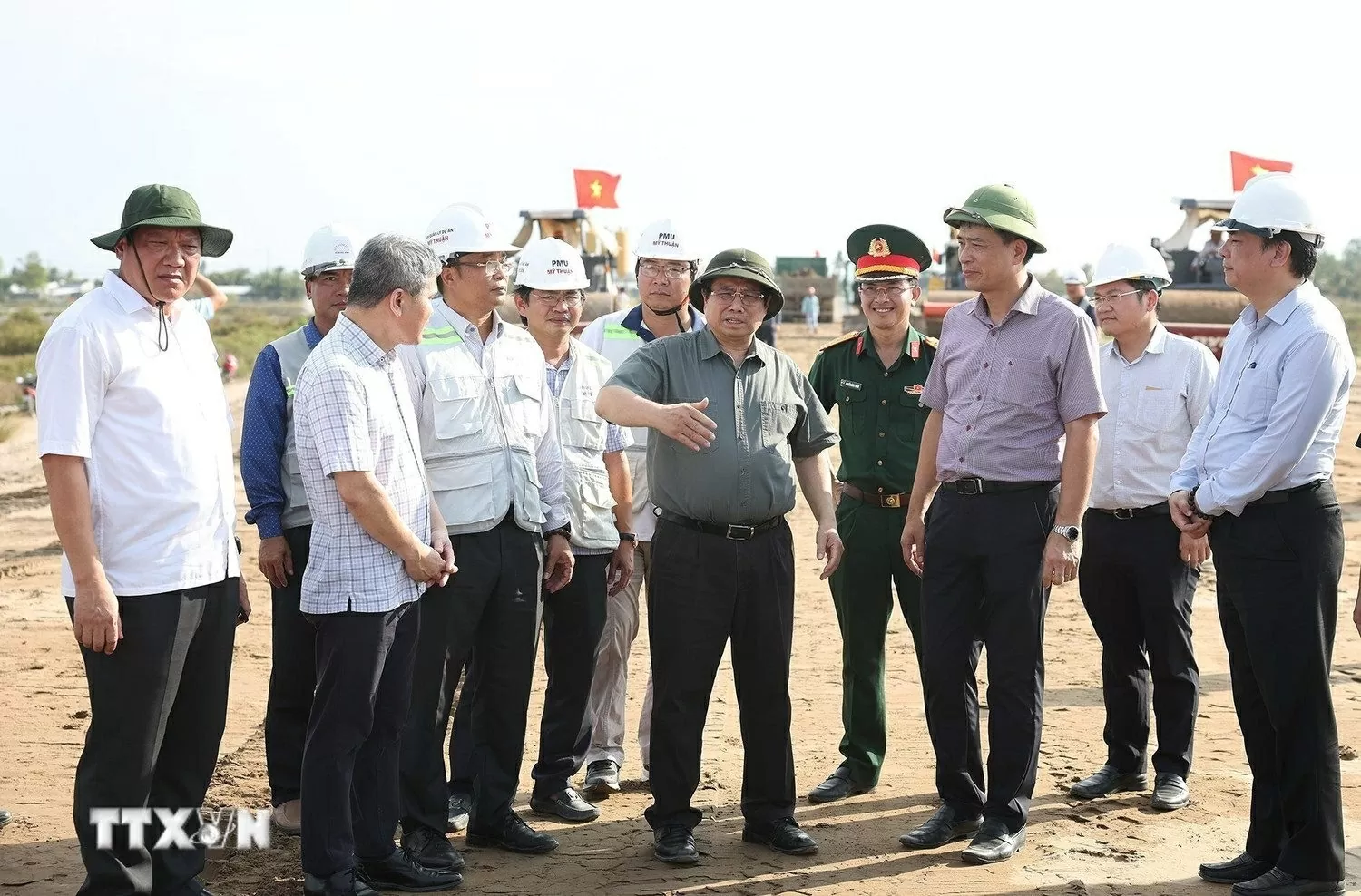 Thủ tướng Phạm Minh Chính kiểm tra tiến độ thi công dự án thành phần đoạn Hậu Giang- Cà Mau. (Ảnh: Dương Giang/TTXVN)