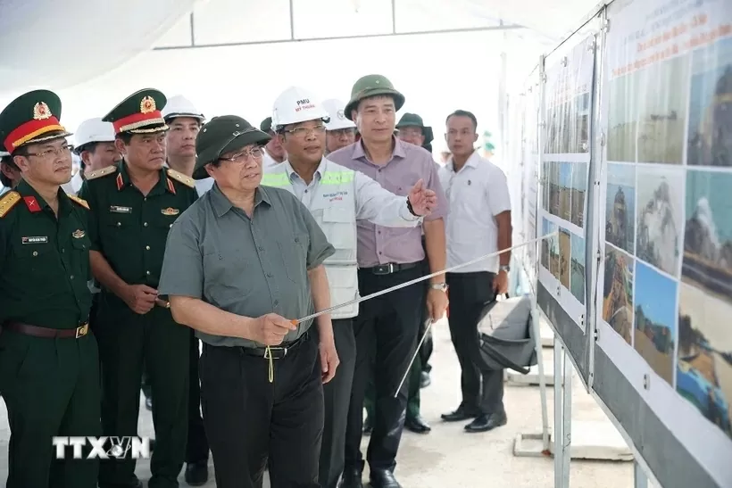 Thủ tướng Phạm Minh Chính kiểm tra tiến độ thi công dự án thành phần đoạn Hậu Giang-Cà Mau. (Ảnh: Dương Giang/TTXVN)