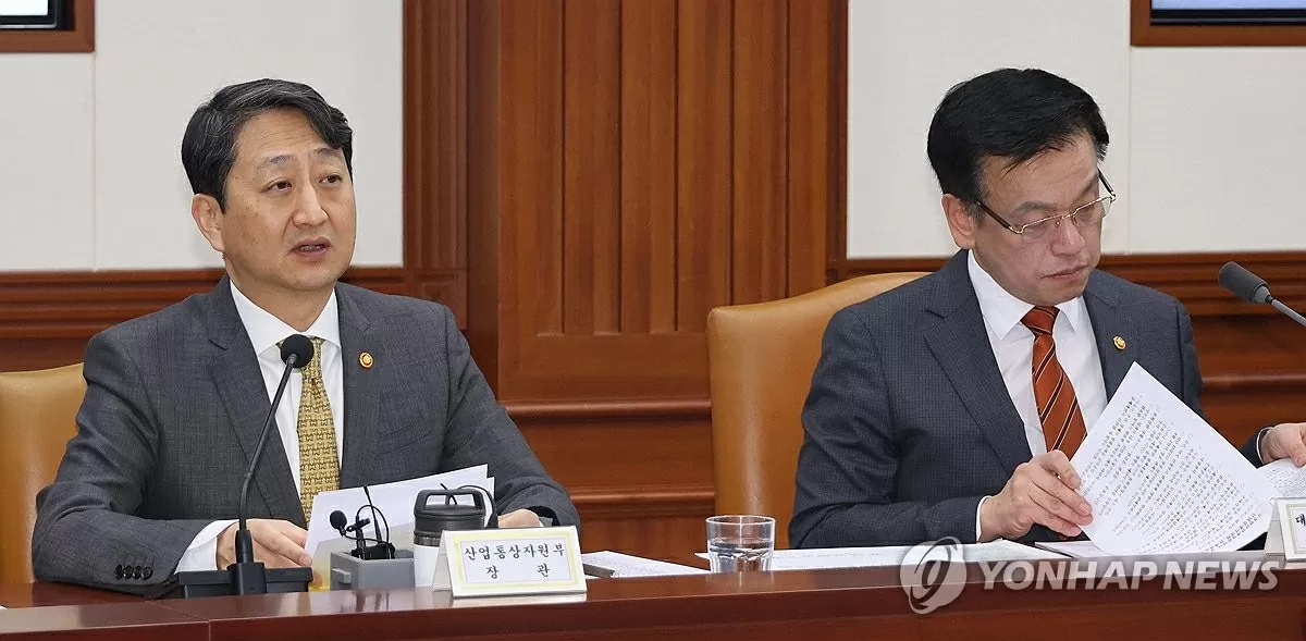 Bộ trưởng Thương mại Ahn Duk-geun (trái) và Bộ trưởng Tài chính Choi Sang-mok dẫn đầu đoàn đàm phán Hàn Quốc. (Nguồn: Yonhap)