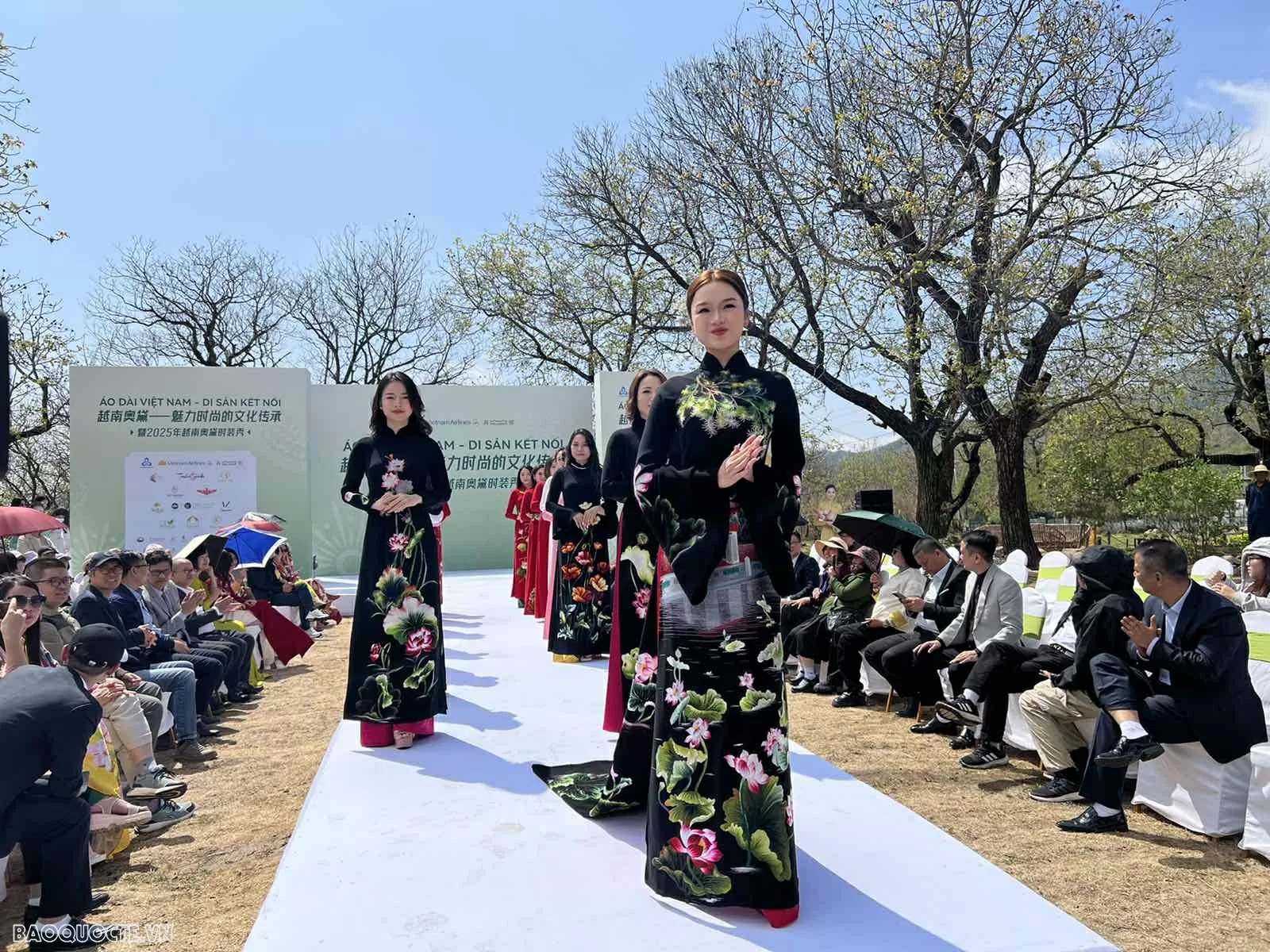 Kết nối tình hữu nghị Việt Nam-Trung Quốc qua tà áo dài Việt Nam Kết nối tình hữu nghị Việt Nam-Trung Quốc qua tà áo dài Việt Nam