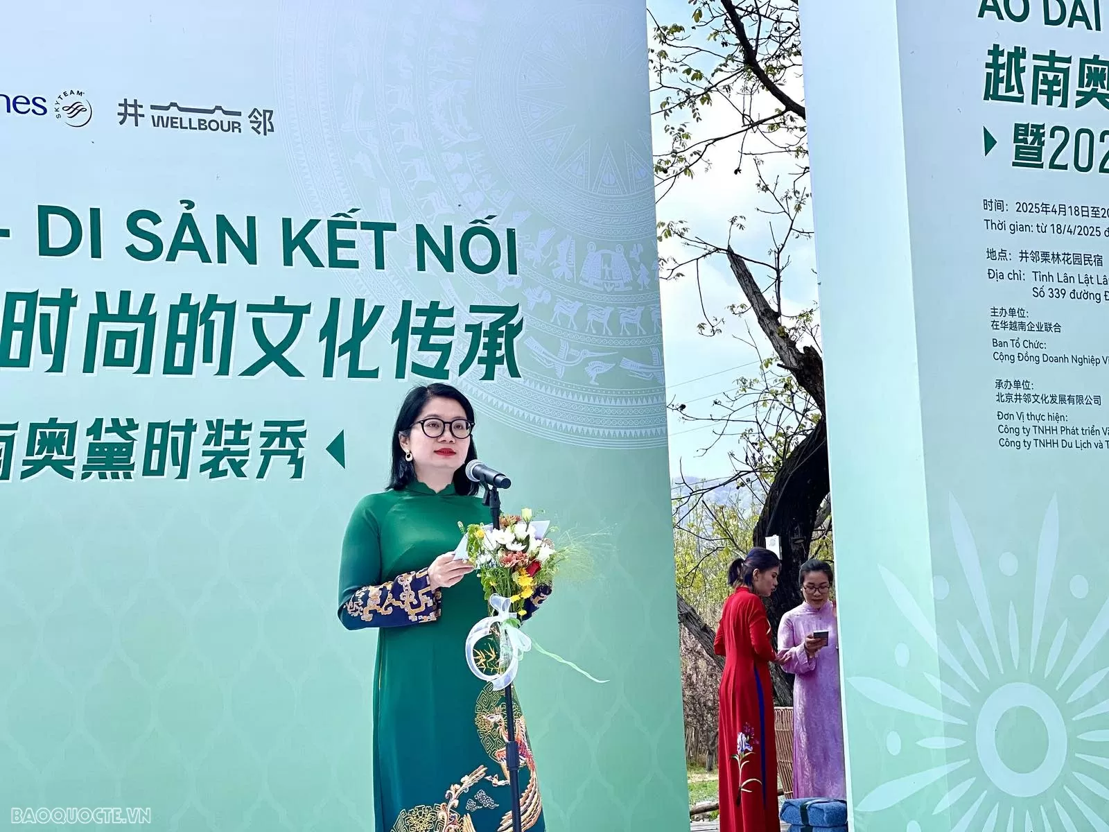 Kết nối tình hữu nghị Việt Nam-Trung Quốc qua tà áo dài Việt Nam