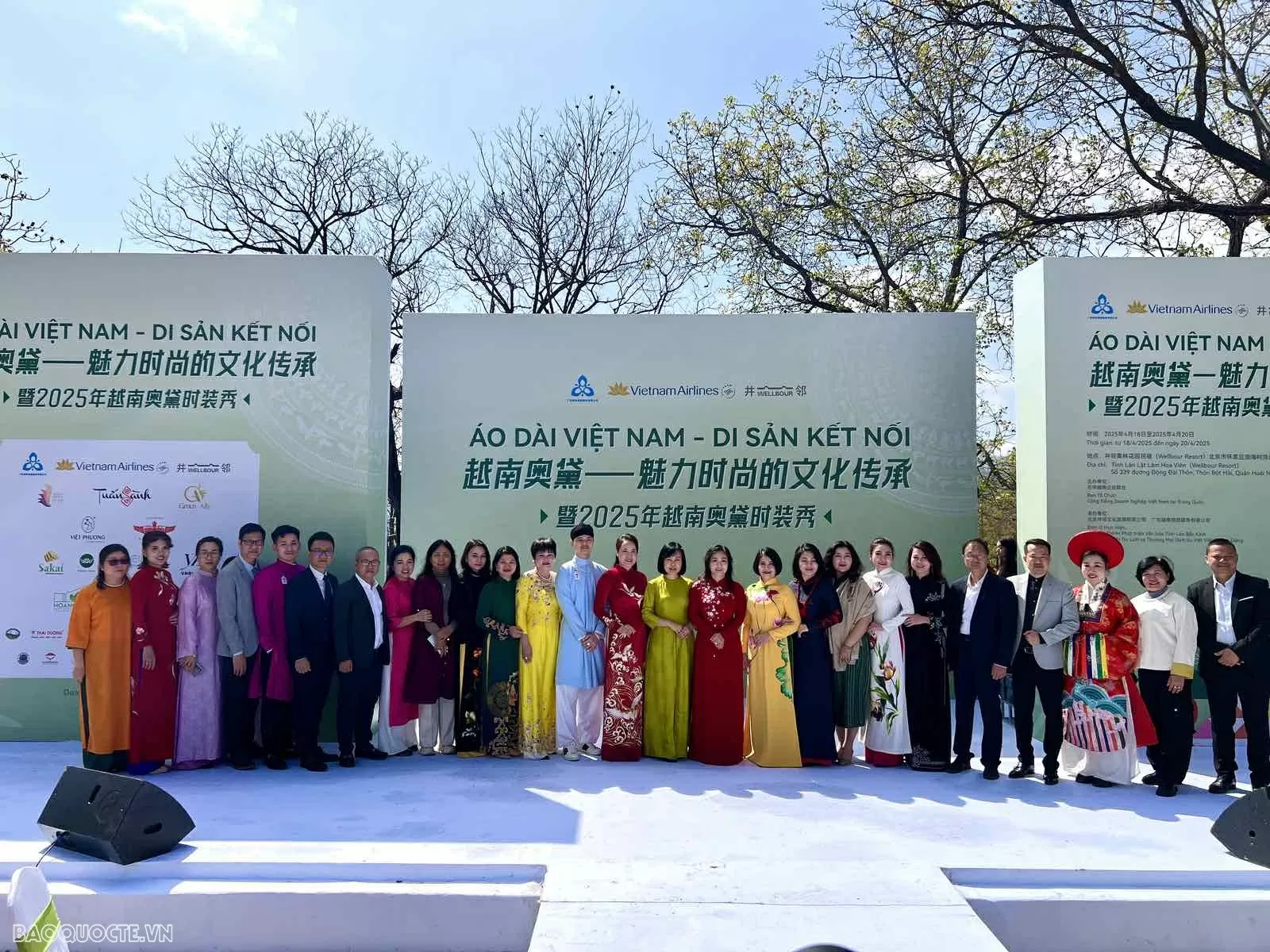 Kết nối tình hữu nghị Việt Nam-Trung Quốc qua tà áo dài Việt Nam Kết nối tình hữu nghị Việt Nam-Trung Quốc qua tà áo dài Việt Nam