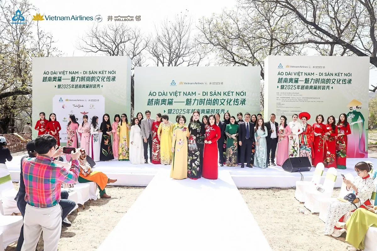 Kết nối tình hữu nghị Việt Nam-Trung Quốc qua tà áo dài Việt Nam Kết nối tình hữu nghị Việt Nam-Trung Quốc qua tà áo dài Việt Nam