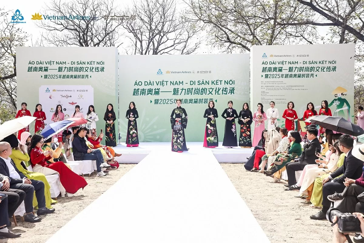 Kết nối tình hữu nghị Việt Nam-Trung Quốc qua tà áo dài Việt Nam