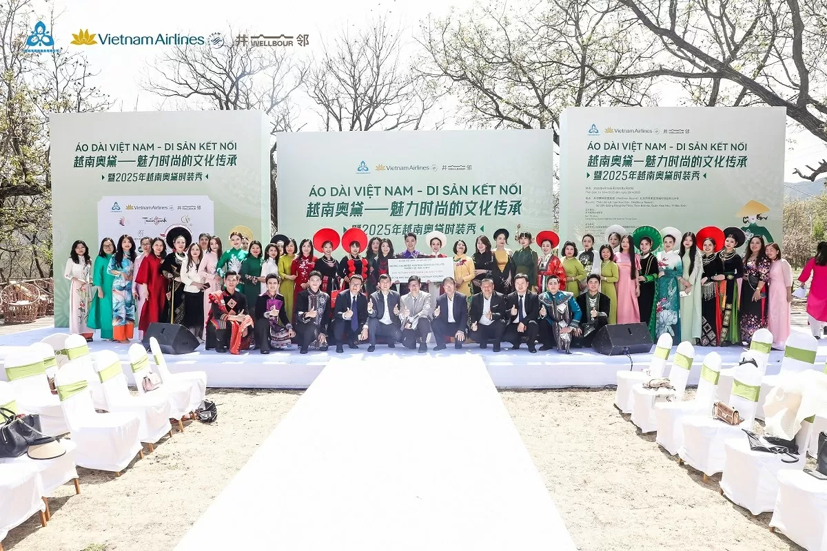 Kết nối tình hữu nghị Việt Nam-Trung Quốc qua tà áo dài Việt Nam Kết nối tình hữu nghị Việt Nam-Trung Quốc qua tà áo dài Việt Nam