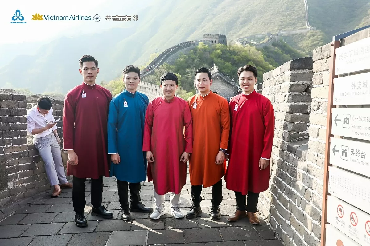 Bộ sưu tập áo dài nam ngũ thân của CLB Đình Làng Việt. 