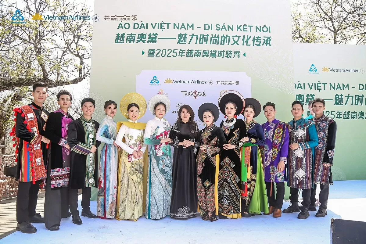 Kết nối tình hữu nghị Việt Nam-Trung Quốc qua tà áo dài Việt Nam Kết nối tình hữu nghị Việt Nam-Trung Quốc qua tà áo dài Việt Nam