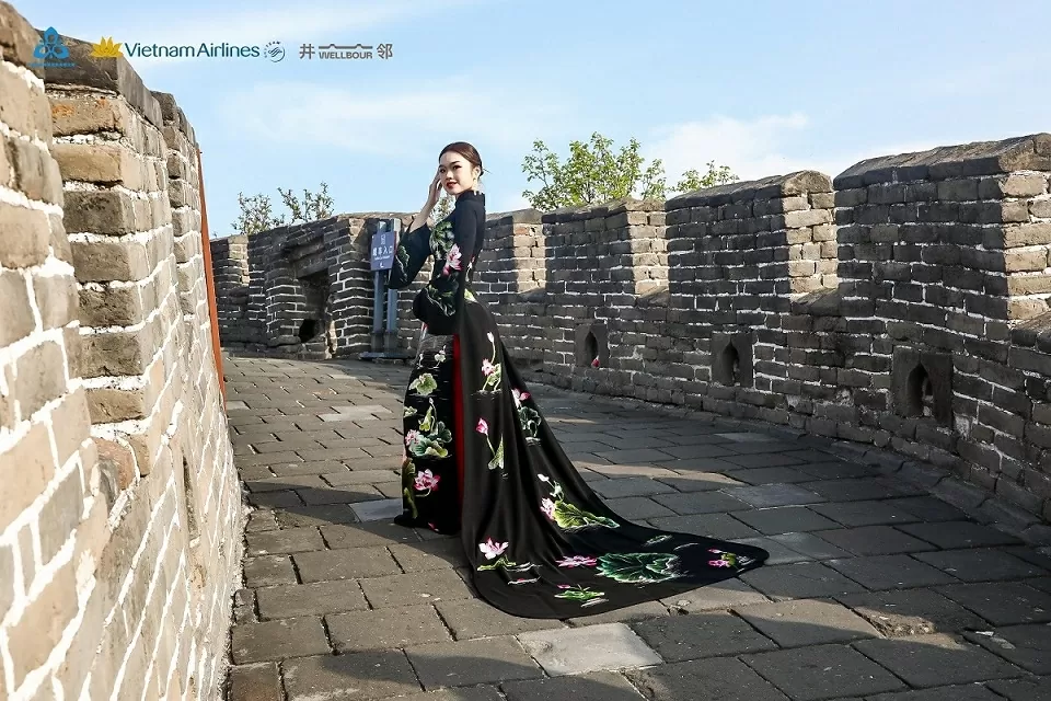 Thêu kết tình hữu nghị Việt Nam-Trung Quốc qua tà áo dài truyền thống Thêu kết tình hữu nghị Việt Nam-Trung Quốc qua tà áo dài truyền thống