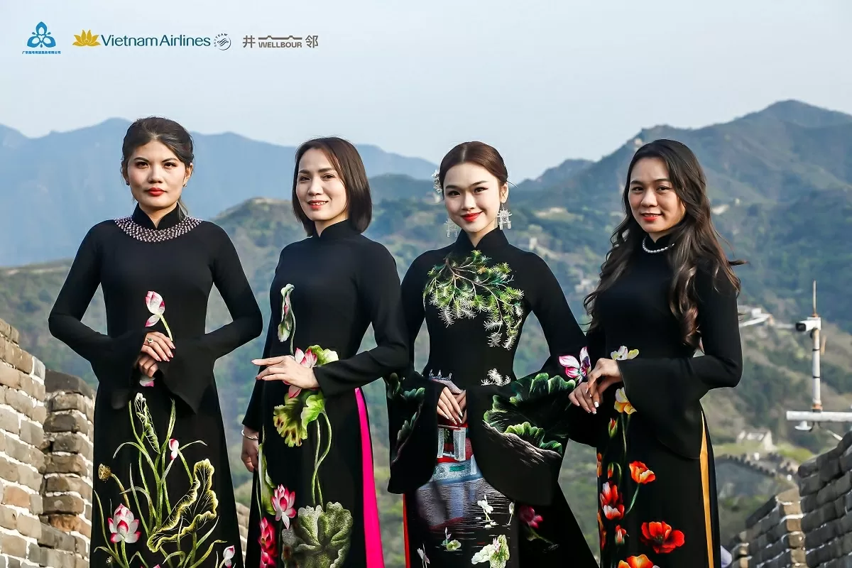 Thêu kết tình hữu nghị Việt Nam-Trung Quốc qua tà áo dài truyền thống Thêu kết tình hữu nghị Việt Nam-Trung Quốc qua tà áo dài truyền thống