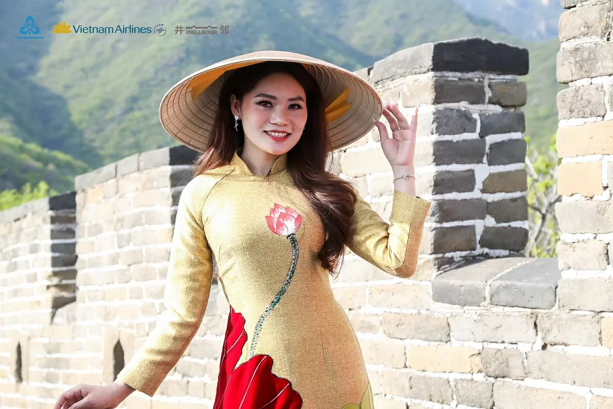 Nữ sinh duyên dáng cùng áo dài và nón lá Việt Nam ở Vạn Lý Trường Thành.