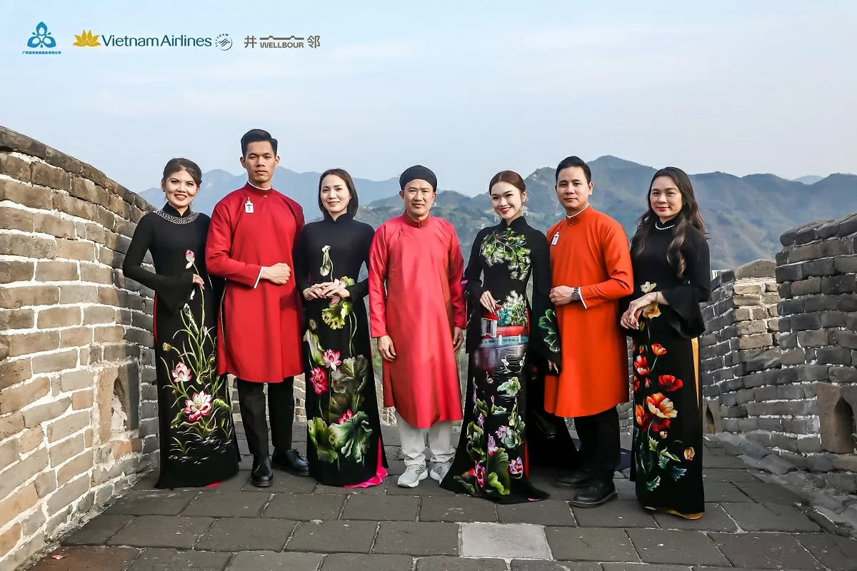 Bộ sưu tập áo dài nam ngũ thân của CLB Đình Làng Việt và bộ sưu tập Sắc Xuân của NTK Tuấn Sành. Bộ sưu tập áo dài nam ngũ thân của CLB Đình Làng Việt và bộ sưu tập Sắc Xuân của NTK Tuấn Sành.