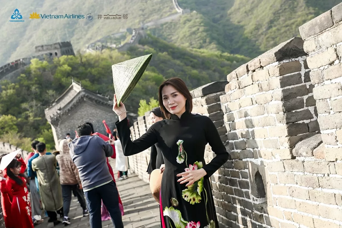 Áo dài Việt Nam thướt tha khoe sắc ở Vạn Lý Trường Thành, Trung Quốc Áo dài Việt Nam thướt tha khoe sắc ở Vạn Lý Trường Thành, Trung Quốc