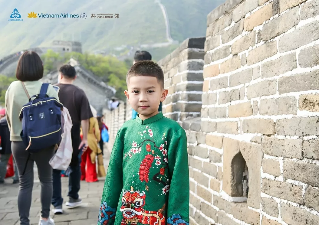 Trẻ em Việt Nam tự tin trong trang phục cổ truyền.