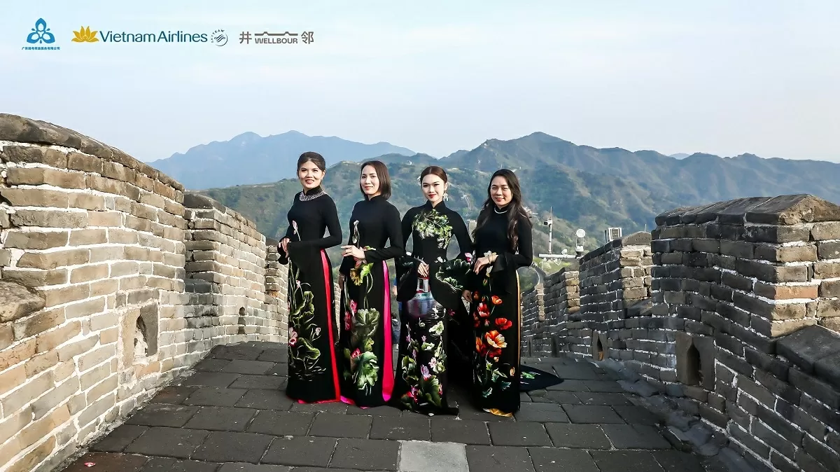 Áo dài Việt Nam thướt tha khoe sắc ở Vạn Lý Trường Thành, Trung Quốc Áo dài Việt Nam thướt tha khoe sắc ở Vạn Lý Trường Thành, Trung Quốc