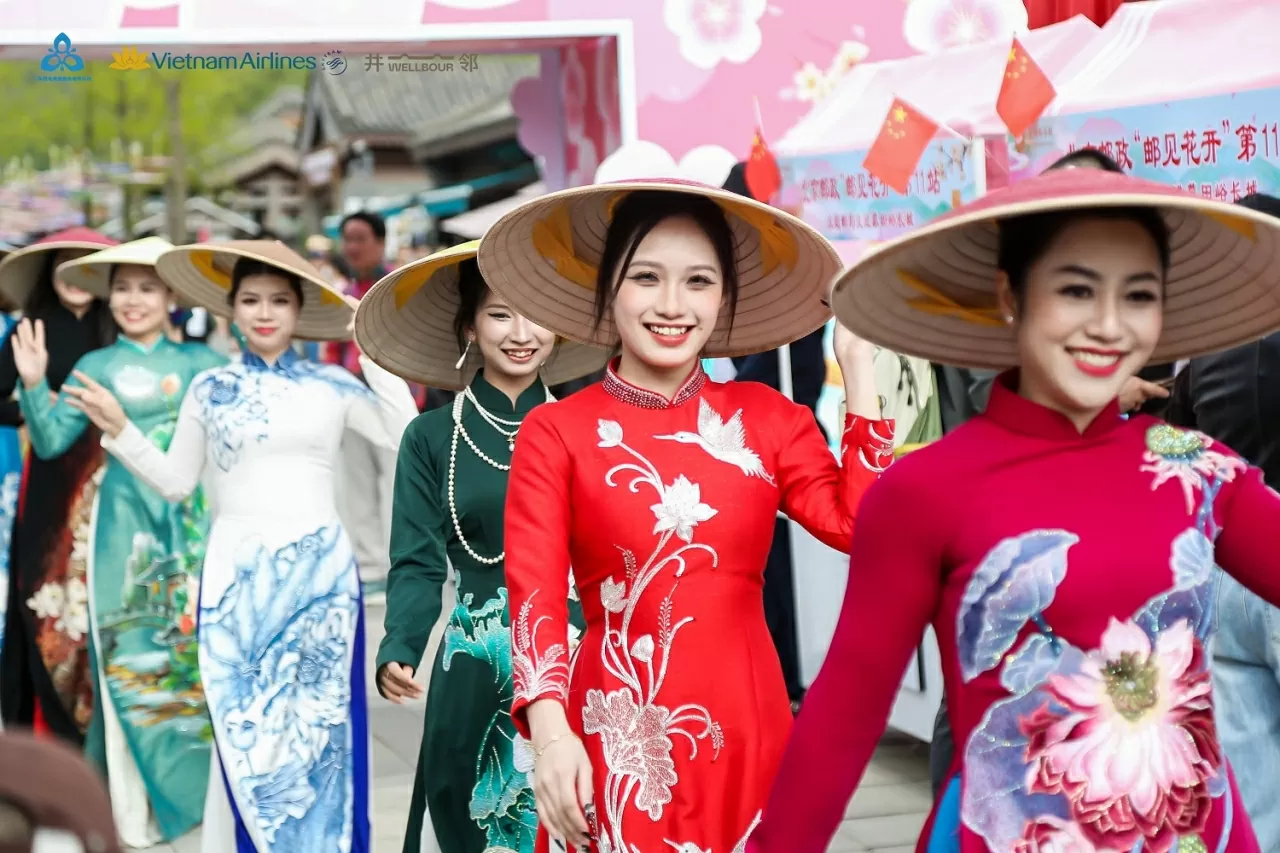 Những vị 'sứ giả' lan tỏa văn hóa áo dài đến với bạn bè Trung Quốc và quốc tế. Những vị 'sứ giả' lan tỏa văn hóa áo dài đến với bạn bè Trung Quốc và quốc tế.