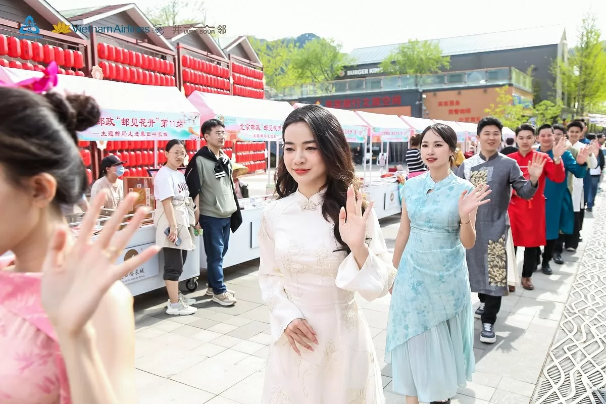 Những thiếu nữ Việt duyên dáng trong tà áo dài thu hút sự chú ý của các du khách. Những thiếu nữ Việt duyên dáng trong tà áo dài thu hút sự chú ý của các du khách.