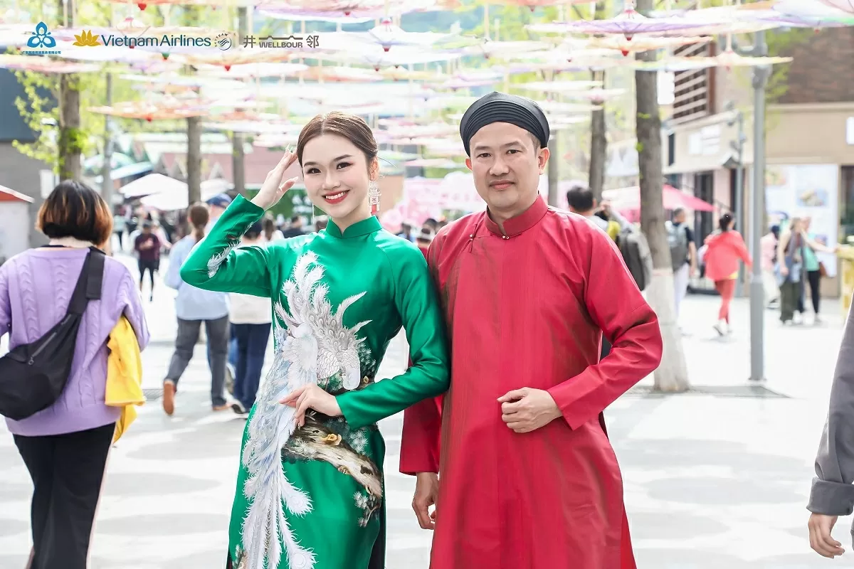 Áo dài thêu tay tinh xảo tôn lên vẻ đẹp của phụ nữ Việt Nam.