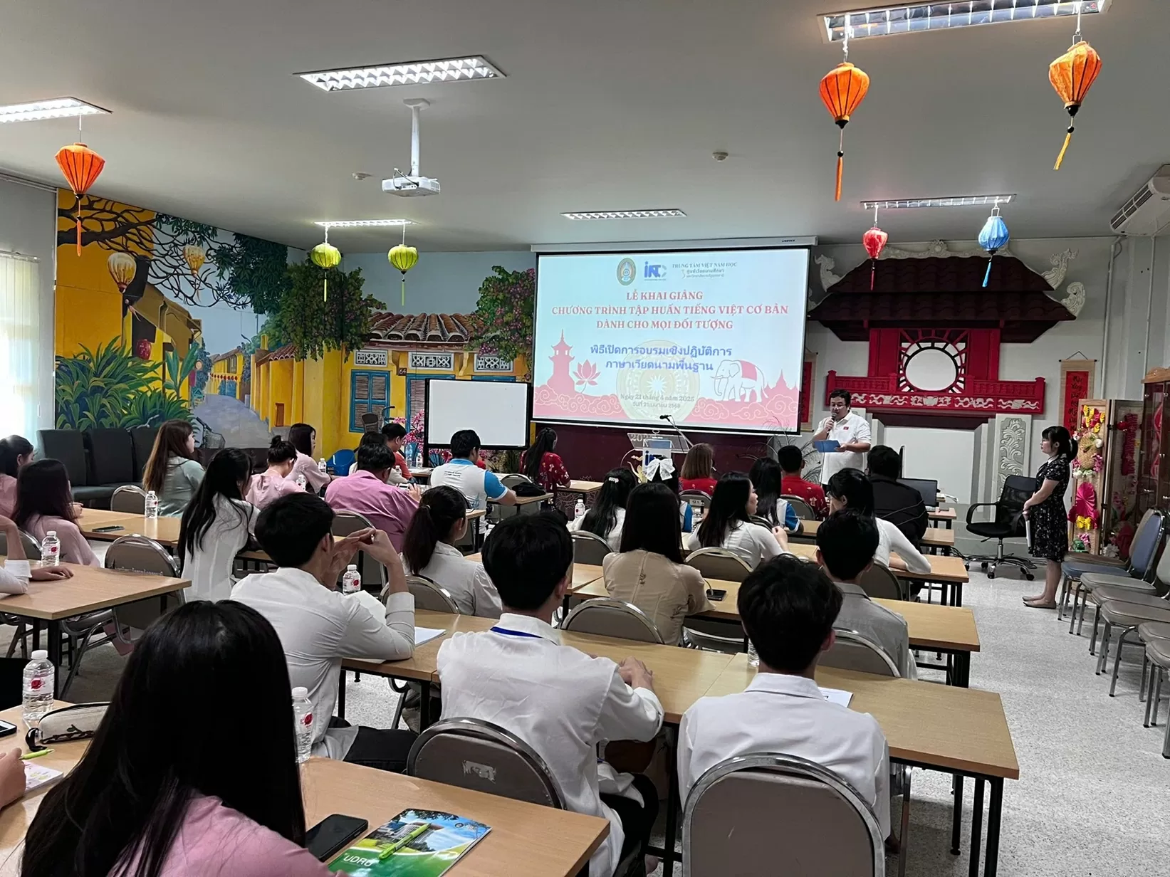 Khai giảng chương trình tập huấn tiếng Việt cơ bản dành cho mọi đối tượng năm 2025 tại Thái Lan Khai giảng chương trình tập huấn tiếng Việt cơ bản dành cho mọi đối tượng năm 2025 tại Thái Lan