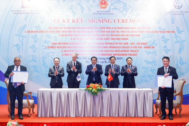Thủ tướng Chính phủ Phạm Minh Chính, Phó Thủ tướng, Bộ trưởng Ngoại giao Bùi Thanh Sơn, Bộ trưởng Bộ Tài chính Nguyễn Văn Thắng, Phó Thống đốc Ngân hàng Nhà nước Nguyễn Ngọc Cảnh và Phó Chủ tịch ADB Scott Morris chứng kiến lễ ký kết hiệp định vay và viện 