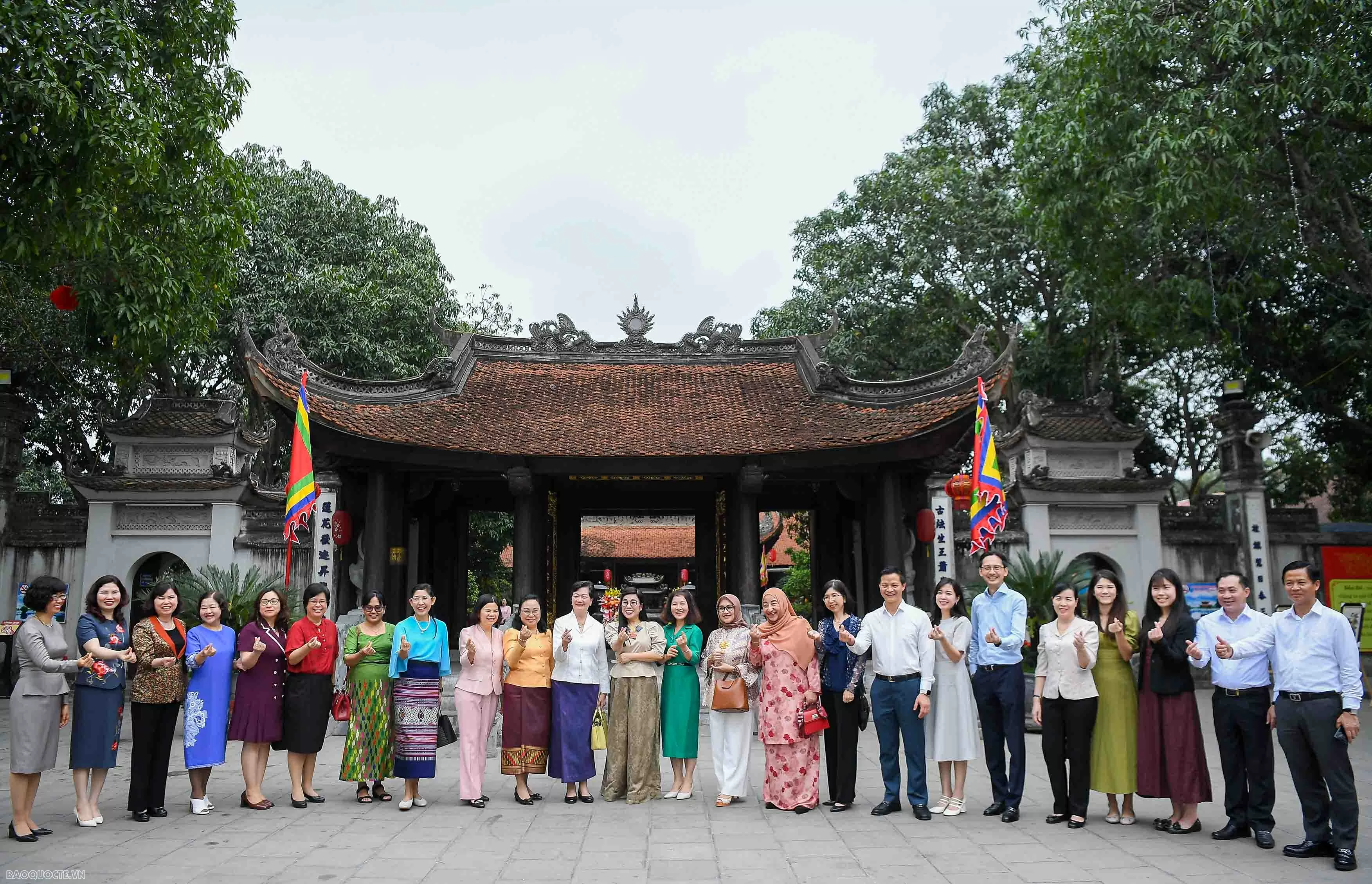 Phu nhân Thủ tướng tặng túi làm từ bèo tây, tranh do các em khuyết tật ghép từ vải vụn cho bạn bè quốc tế