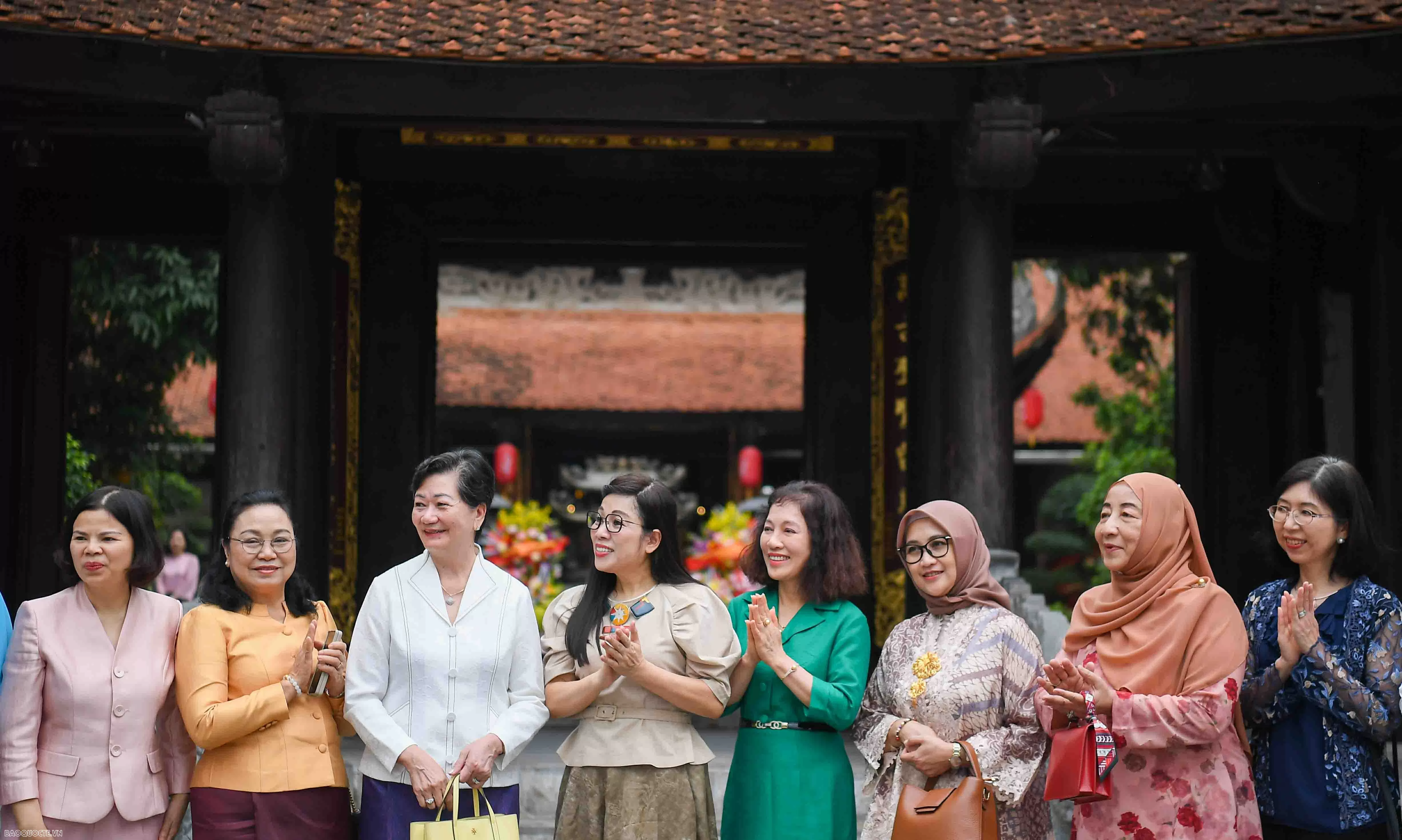 Phu nhân Thủ tướng tặng túi làm từ bèo tây, tranh do các em khuyết tật ghép từ vải vụn cho bạn bè quốc tế