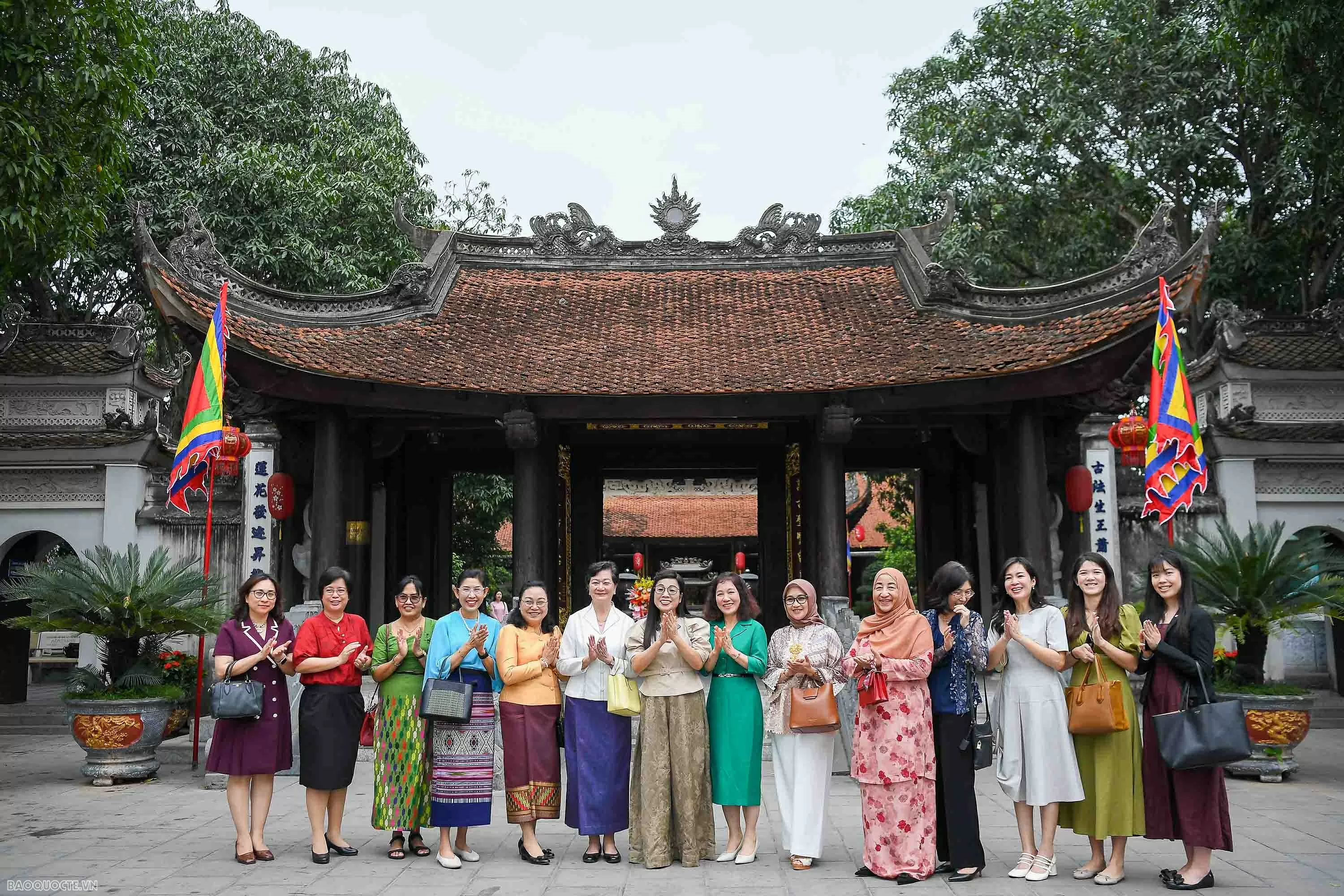 Phu nhân Thủ tướng tặng túi làm từ bèo tây, tranh do các em khuyết tật ghép từ vải vụn cho bạn bè quốc tế