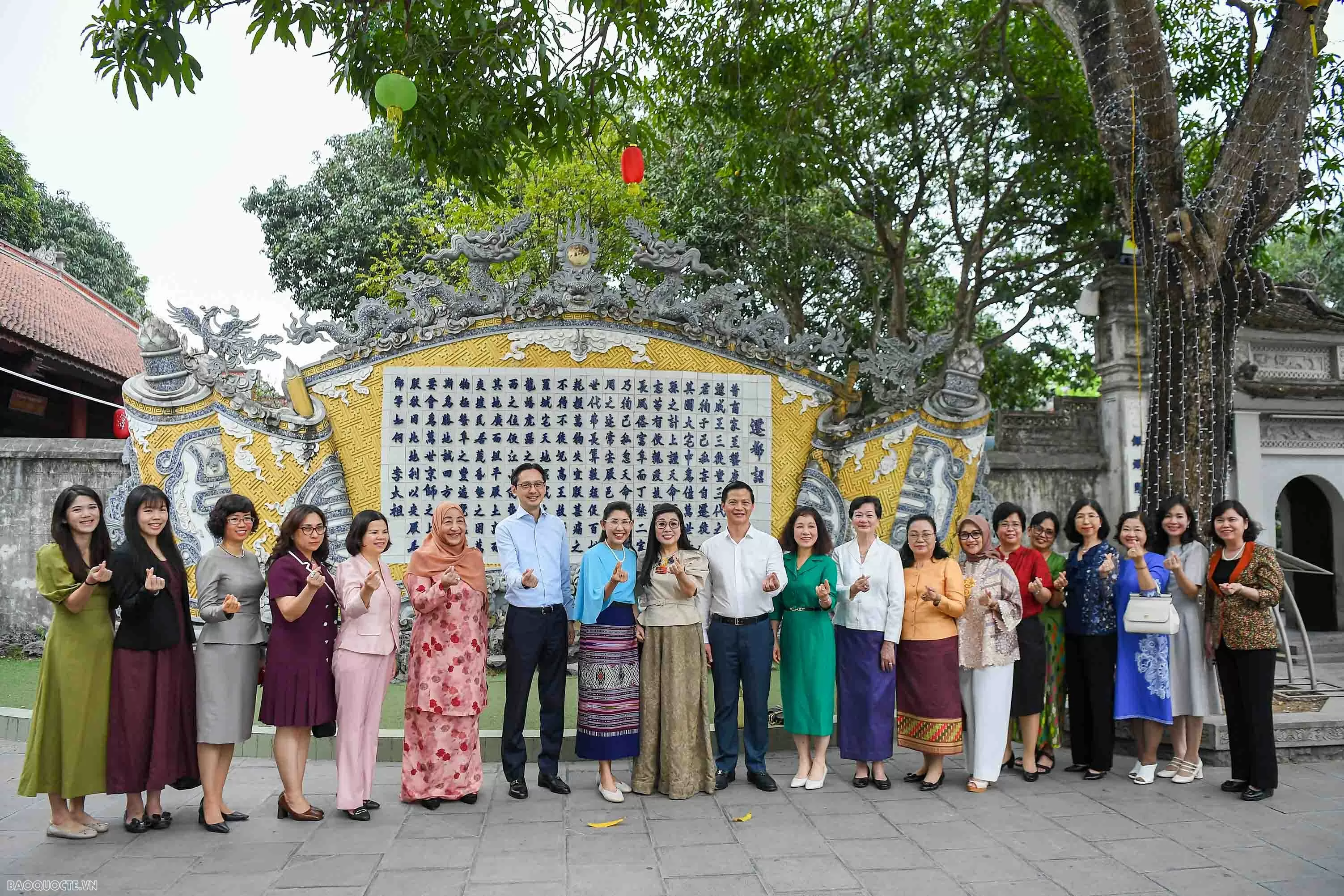 Phu nhân Thủ tướng tặng túi làm từ bèo tây, tranh do các em khuyết tật ghép từ vải vụn cho bạn bè quốc tế