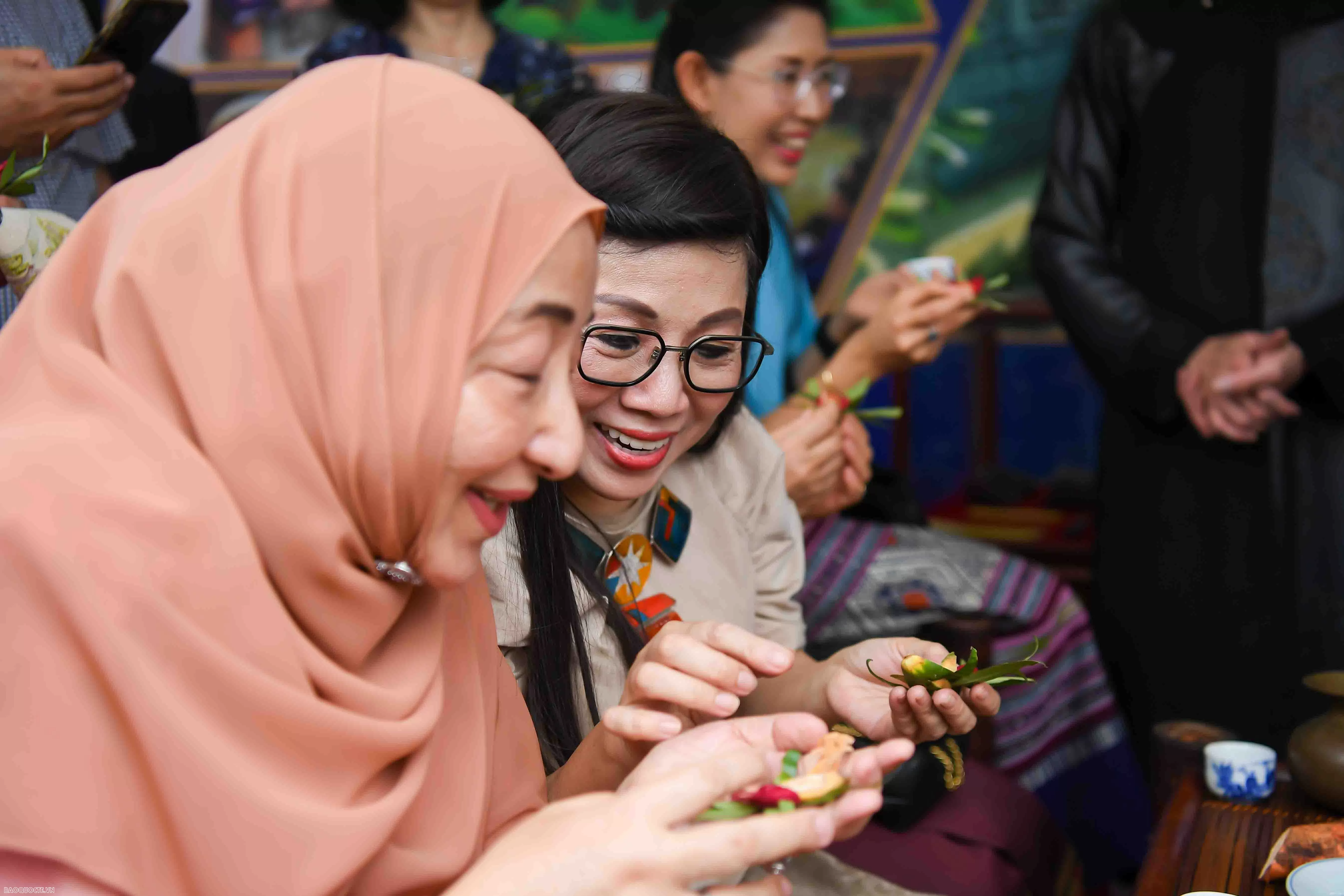 Phu nhân Thủ tướng tặng túi làm từ bèo tây, tranh do các em khuyết tật ghép từ vải vụn cho bạn bè quốc tế