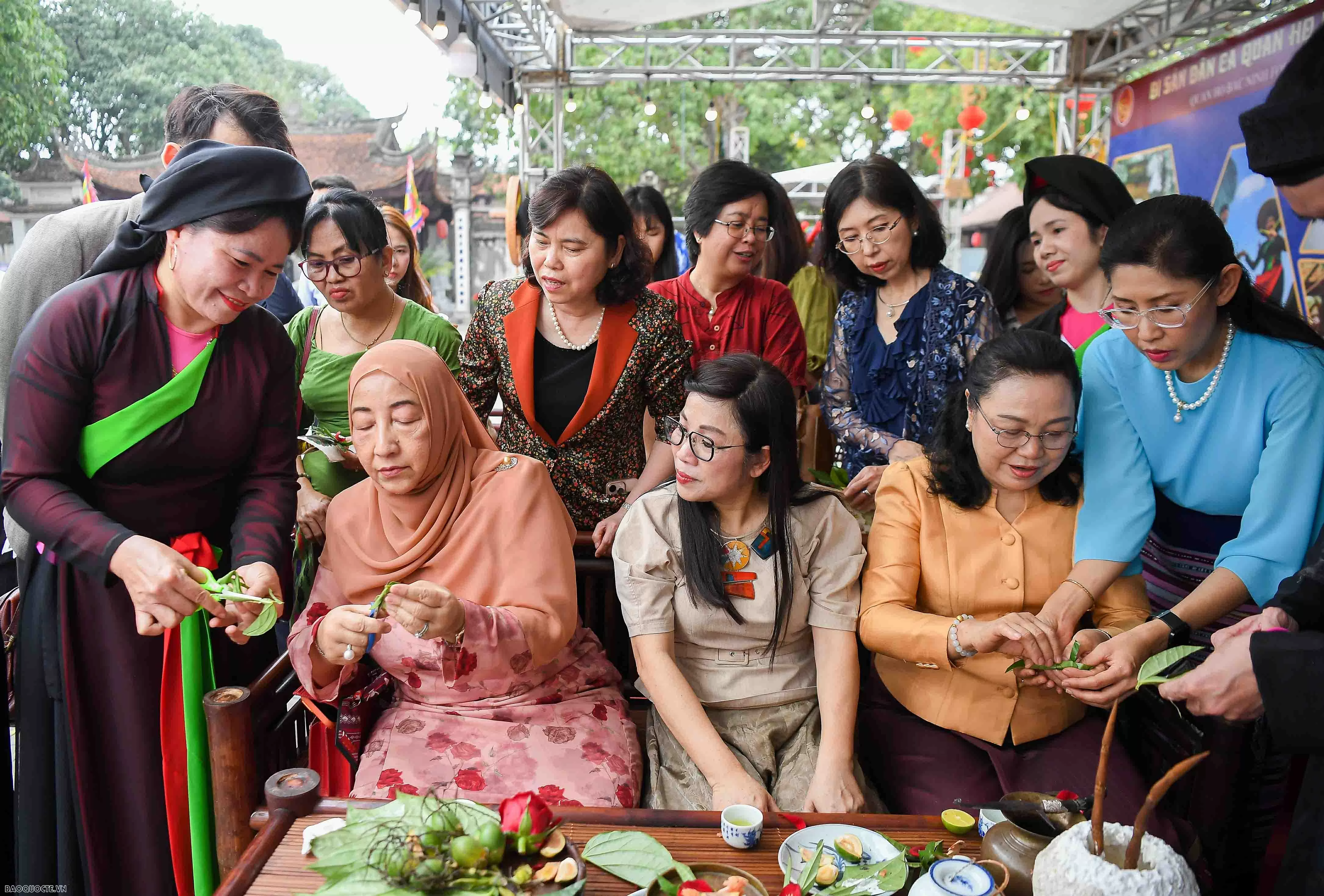 Phu nhân Thủ tướng tặng túi làm từ bèo tây, tranh do các em khuyết tật ghép từ vải vụn cho bạn bè quốc tế