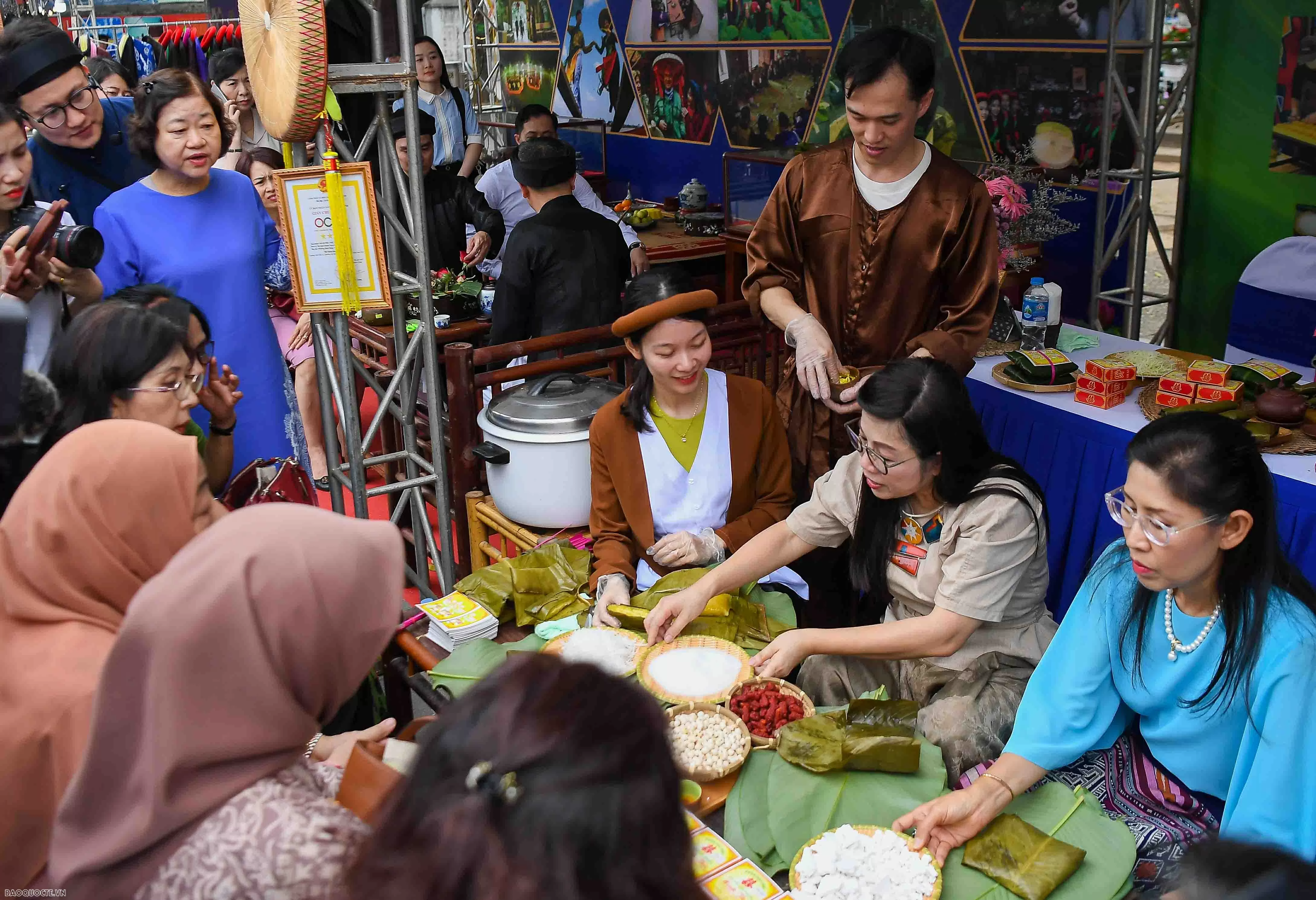 Phu nhân Thủ tướng tặng túi làm từ bèo tây, tranh do các em khuyết tật ghép từ vải vụn cho bạn bè quốc tế