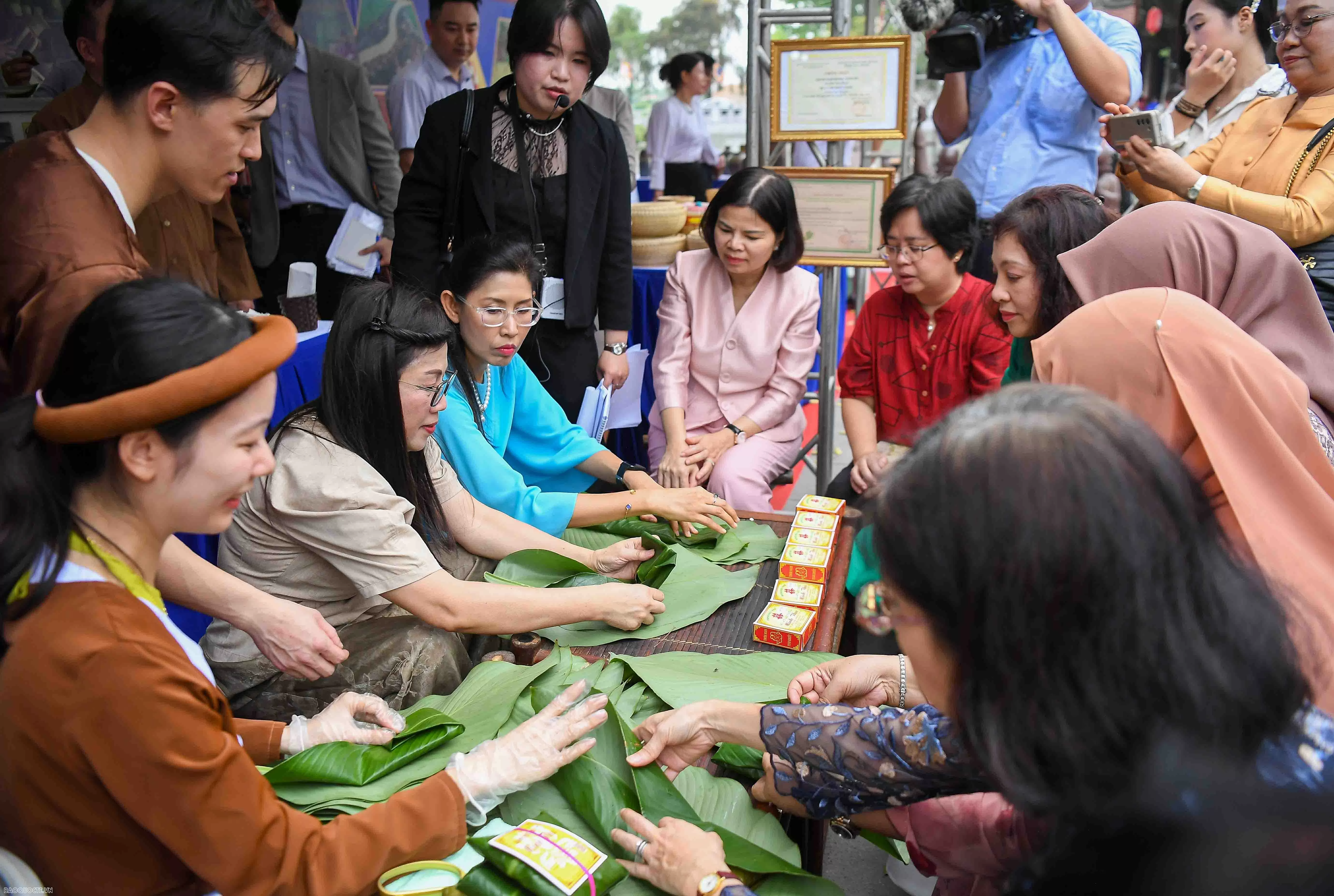 Phu nhân Thủ tướng tặng túi làm từ bèo tây, tranh do các em khuyết tật ghép từ vải vụn cho bạn bè quốc tế