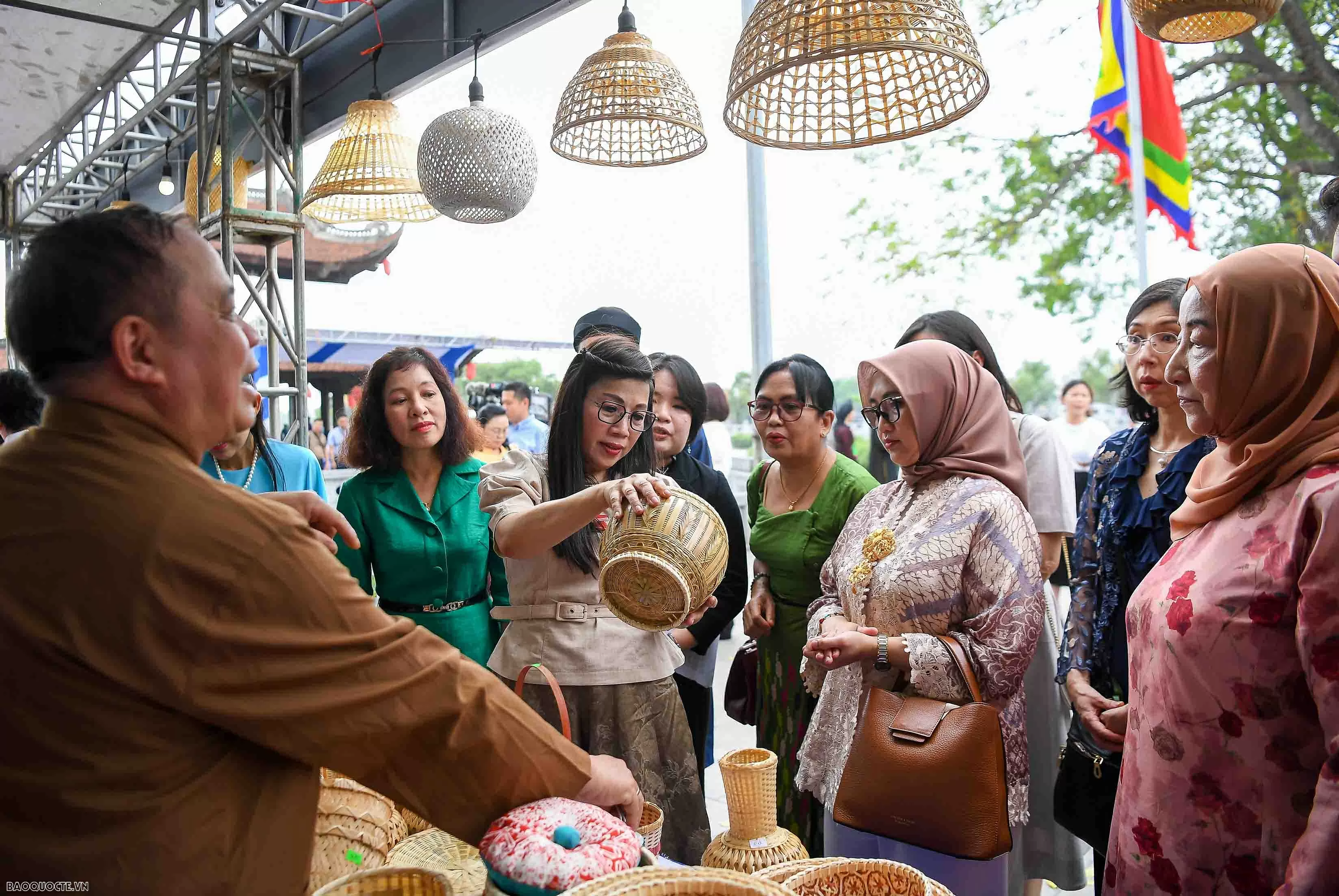 Phu nhân Thủ tướng tặng túi làm từ bèo tây, tranh do các em khuyết tật ghép từ vải vụn cho bạn bè quốc tế