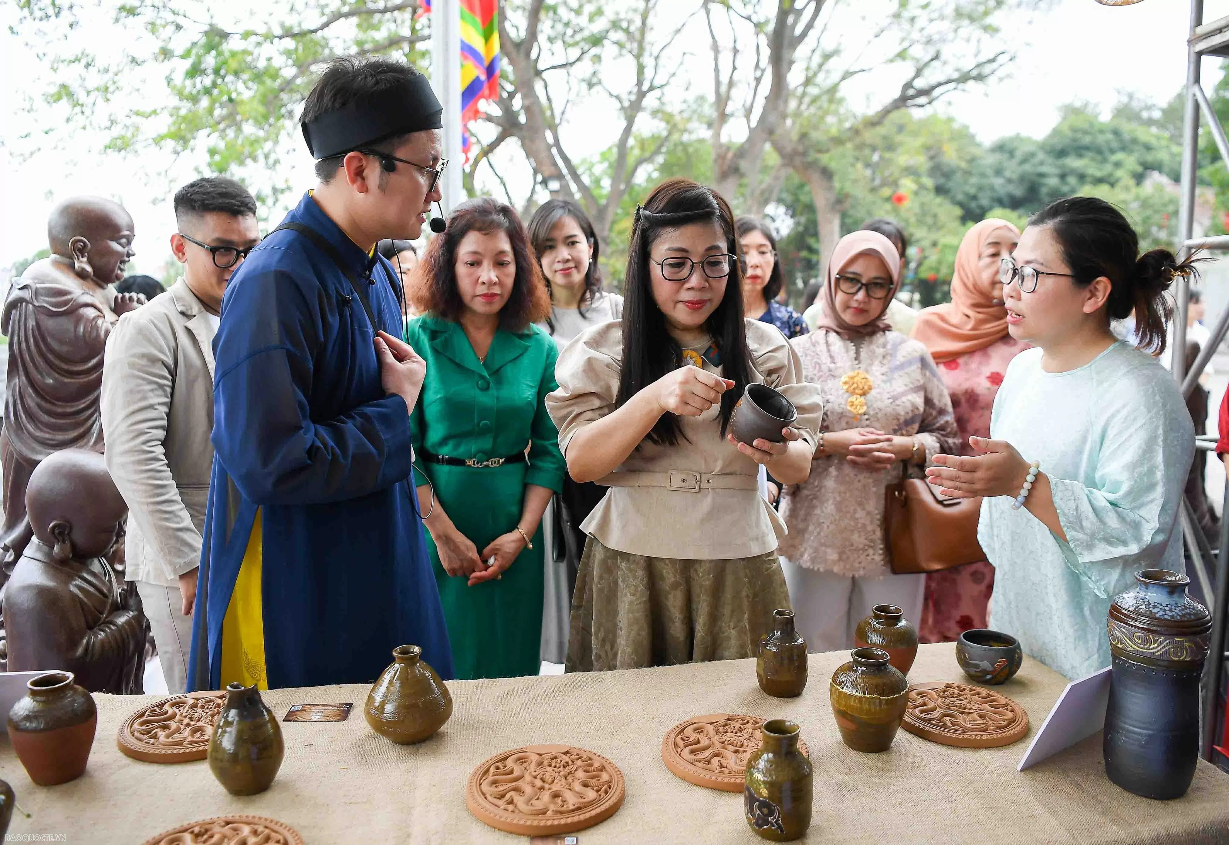 Phu nhân Thủ tướng tặng túi làm từ bèo tây, tranh do các em khuyết tật ghép từ vải vụn cho bạn bè quốc tế